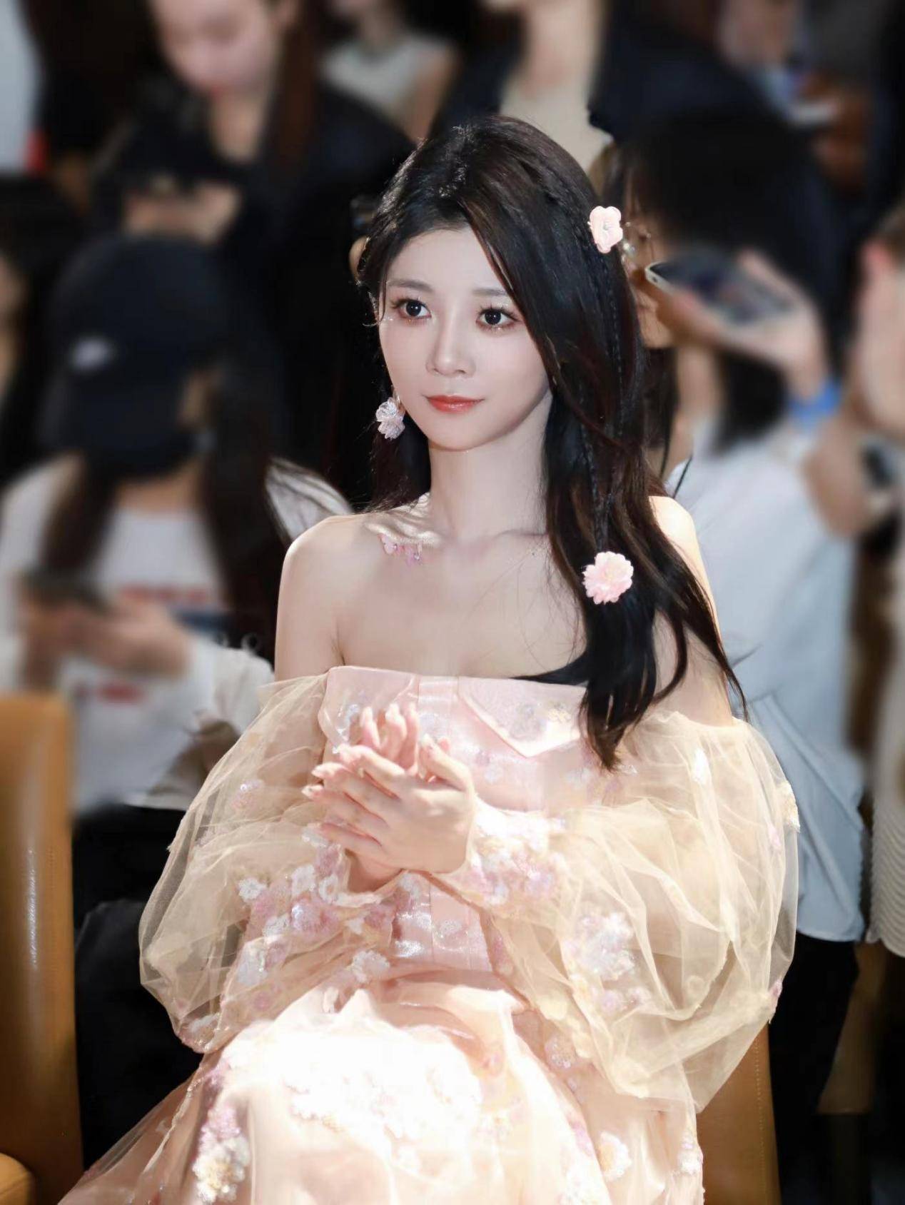 新锐演员孙妍恩最新活动图曝光 粉色花瓣裙摆摇曳宛若坠入花海_观众