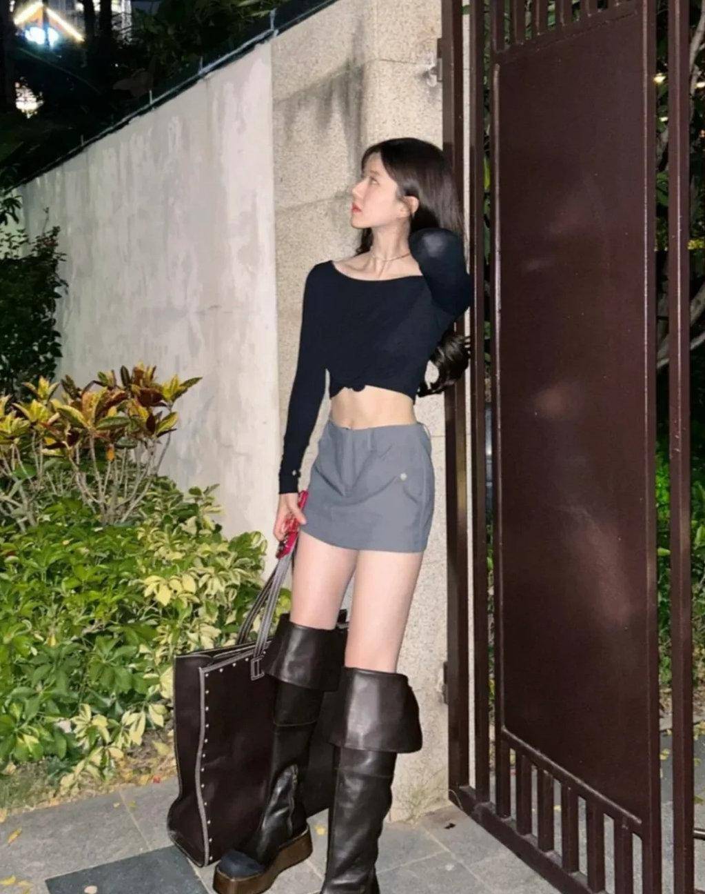 赵露思的娃娃脸身材实在是太有趣了,露脐连衣裙腰间可见,漫画腿非常