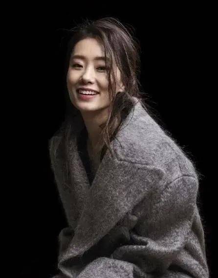 冯巩女儿怎么抱都不红,今天却因为坐姿红遍全国_张小斐_印象_二郎腿