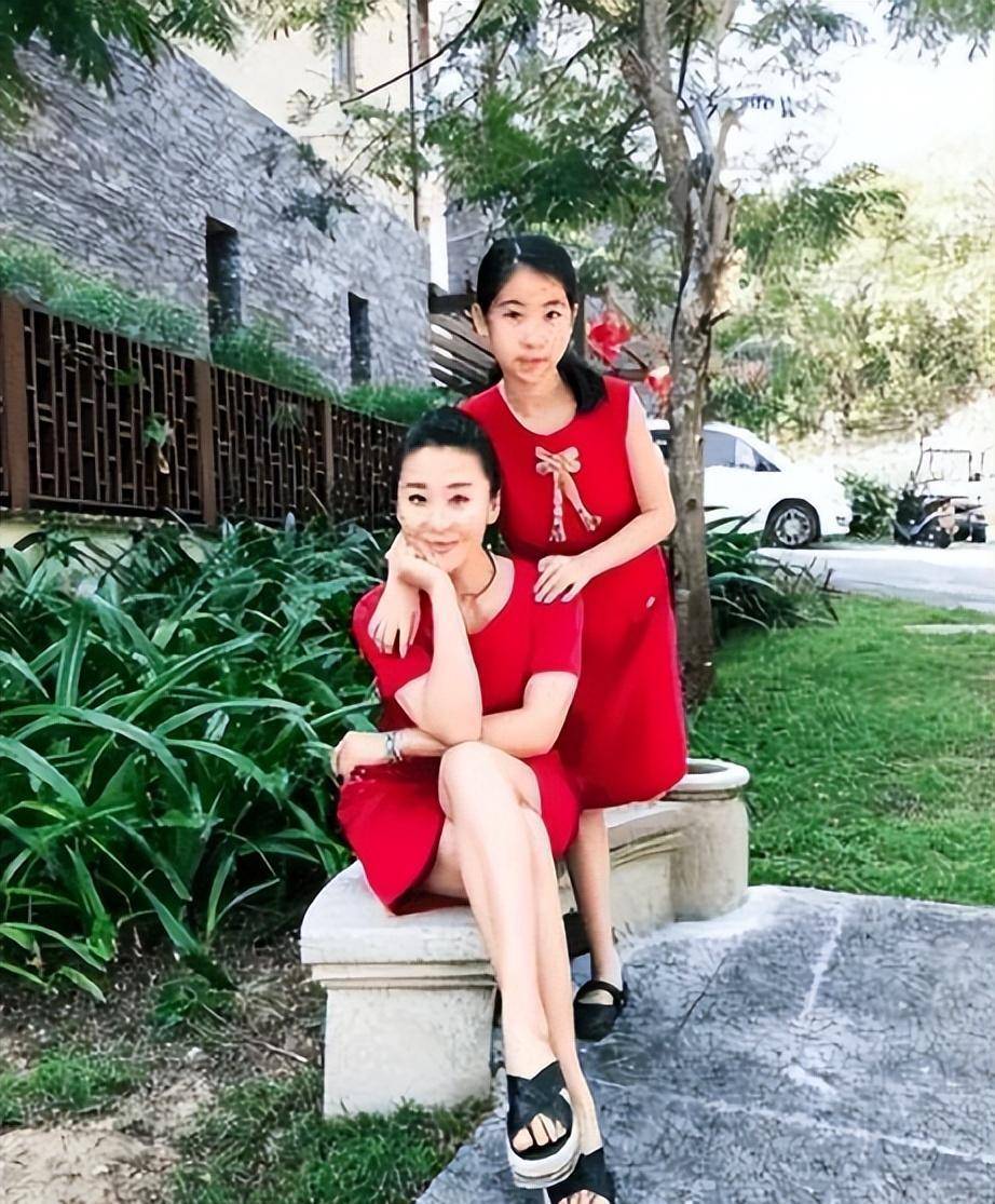 苗圃带着女儿去玩,母女俩穿亲子装很有气质,女儿的五官精致,美丽,妈妈