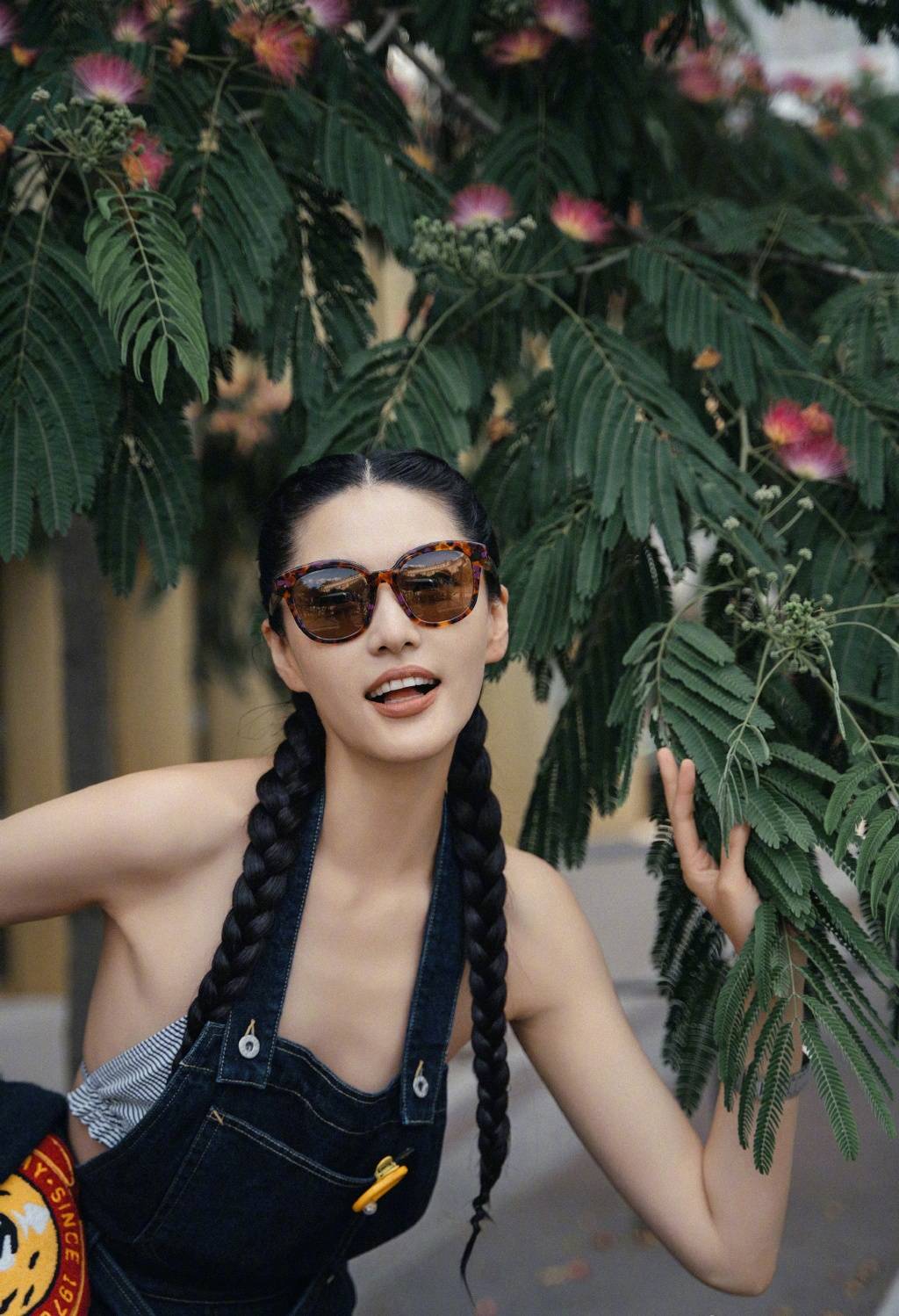 名模陈碧舸到巴黎走秀,四种风格打扮各有特色,肯定有一种你喜欢_旗袍