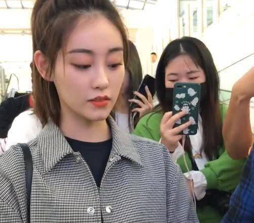 粉丝要求祝绪丹签名,当看到她下意识反应?