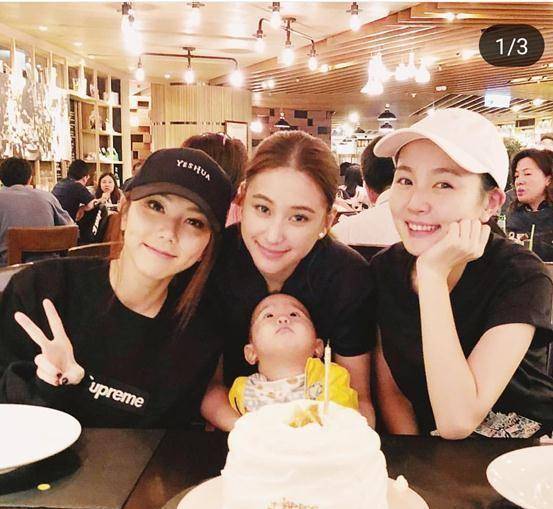 何超莲提前庆生,与闺蜜相聚笑容甜美,邓紫棋被调侃成"前男友"_窦骁