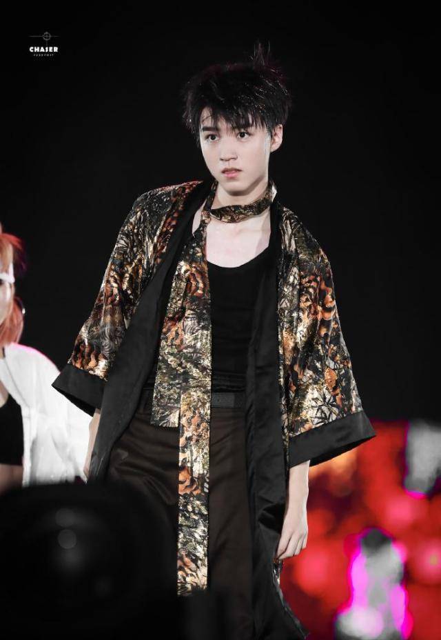 王俊凯被拍开车送友回家,朋友下车后蹲路边呕吐,小凯边拍照边笑_男生