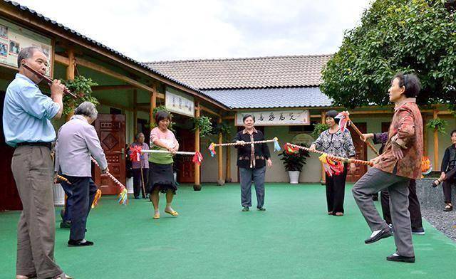 网友对这事的观点依据浏览网民拍攝的相片,红光古天乐小学尽管荒芜已