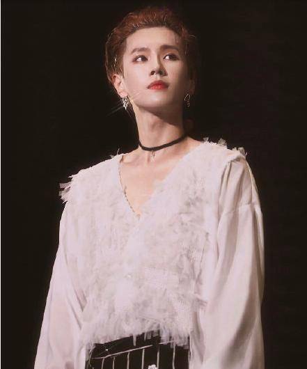 李汶翰,腿是真的长,比例是真的好,气场十足啊!