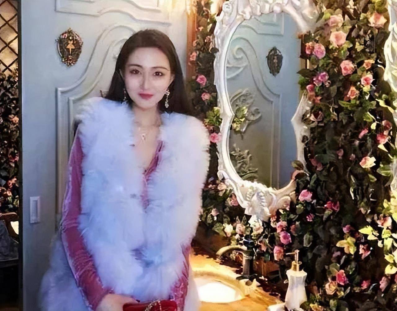 他的妻子王圣,一个美丽的空姐,妻子王圣与任骏飞曾是高中校友,曾经还