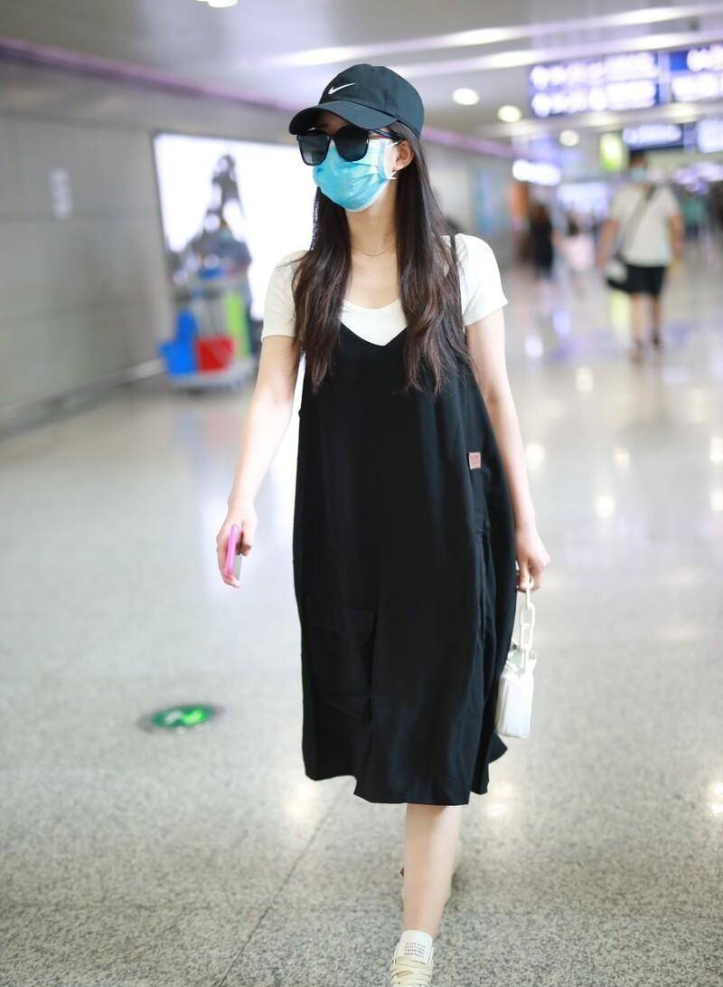 赵露思一身休闲装,印花t恤搭配九分牛仔裙,比例很好_设计_效果_时尚