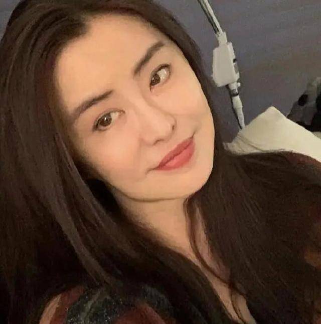 54岁王祖贤晒照庆生,面带微笑老态明显,网友感叹岁月不饶人_齐秦_聂