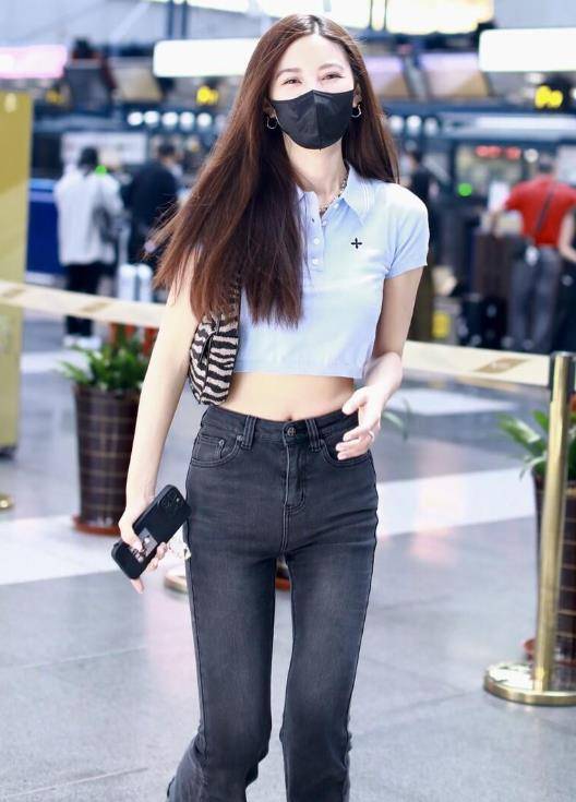 韩国女星吴优身穿蓝色露脐上衣 喇叭牛仔裤,展现火辣身材