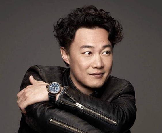 于是英皇公司为他量身打造了《十年》这首歌,然而陈奕迅怎么都看不上