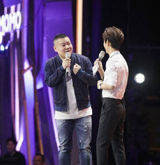 《幻乐之城》岳云鹏见到王菲直接腿软了,脱掉衣服露出8个字亮了_何炅