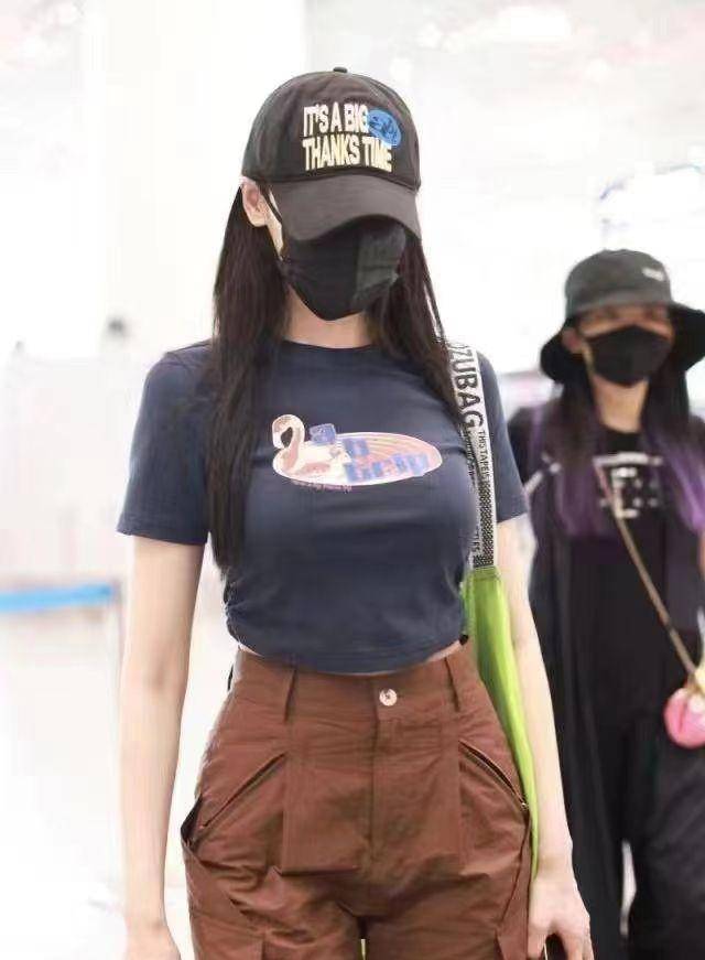 张天爱惊艳到了,露脐装的模特身材太精致了,1尺6的蛮腰太抢眼_上衣