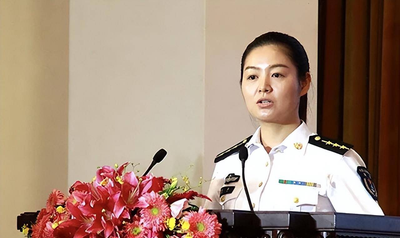 16年航母飞行员张超牺牲,女儿仅2岁,空姐妻子继承夫志应征入伍_战斗机