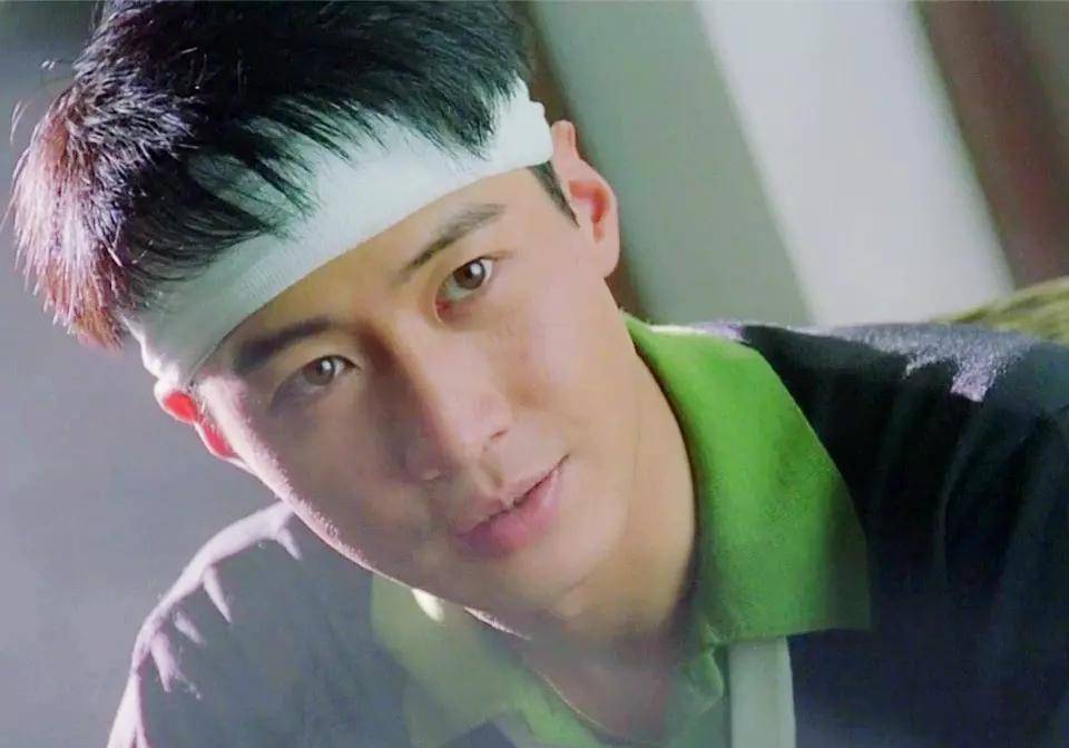 舒展度很强,更加加深了他面中的柔和感而且黎明的眉毛比起别的男明星