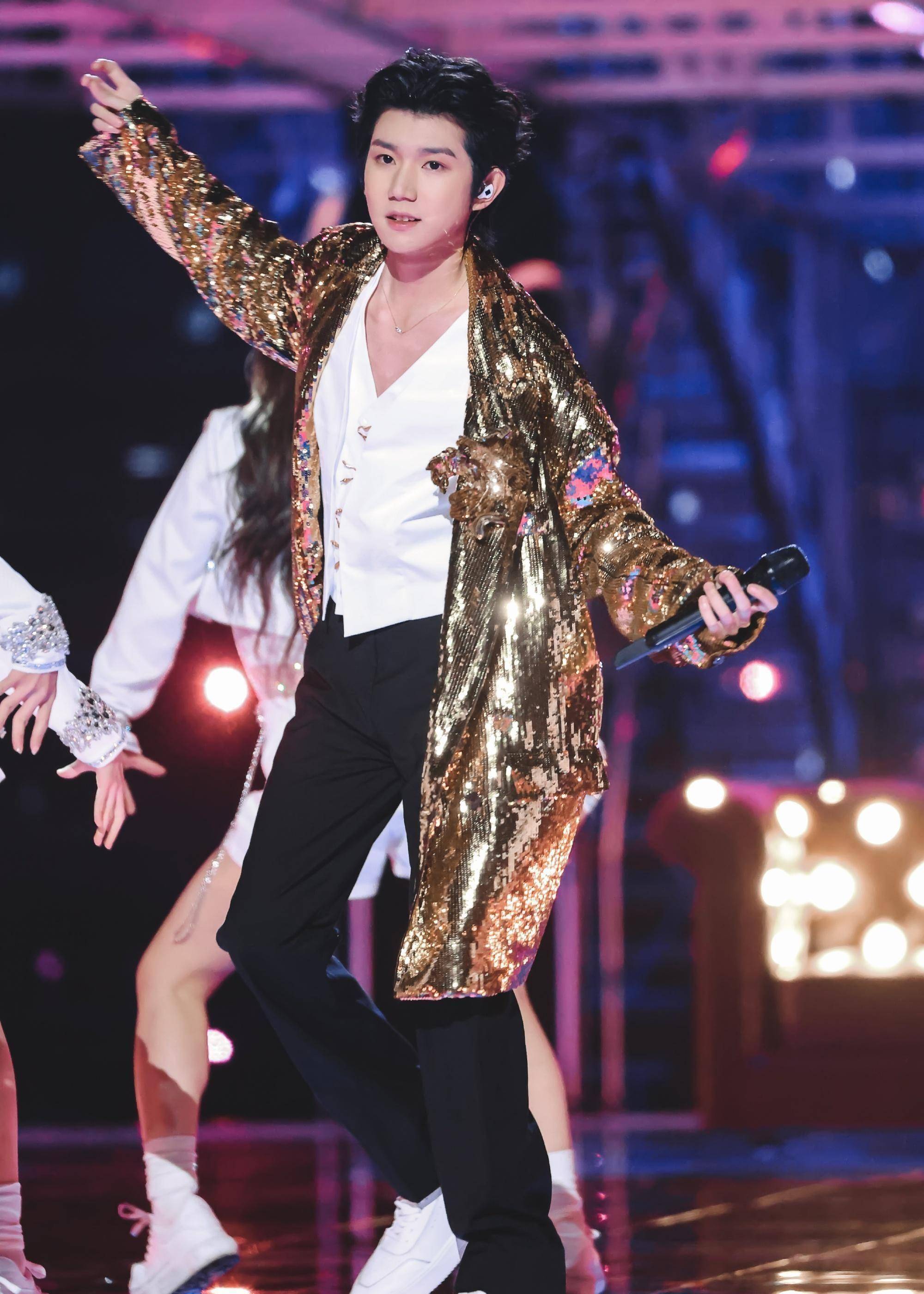 中,王源连唱三首歌,一个人就是一支乐队_罗伊_舞台_表演