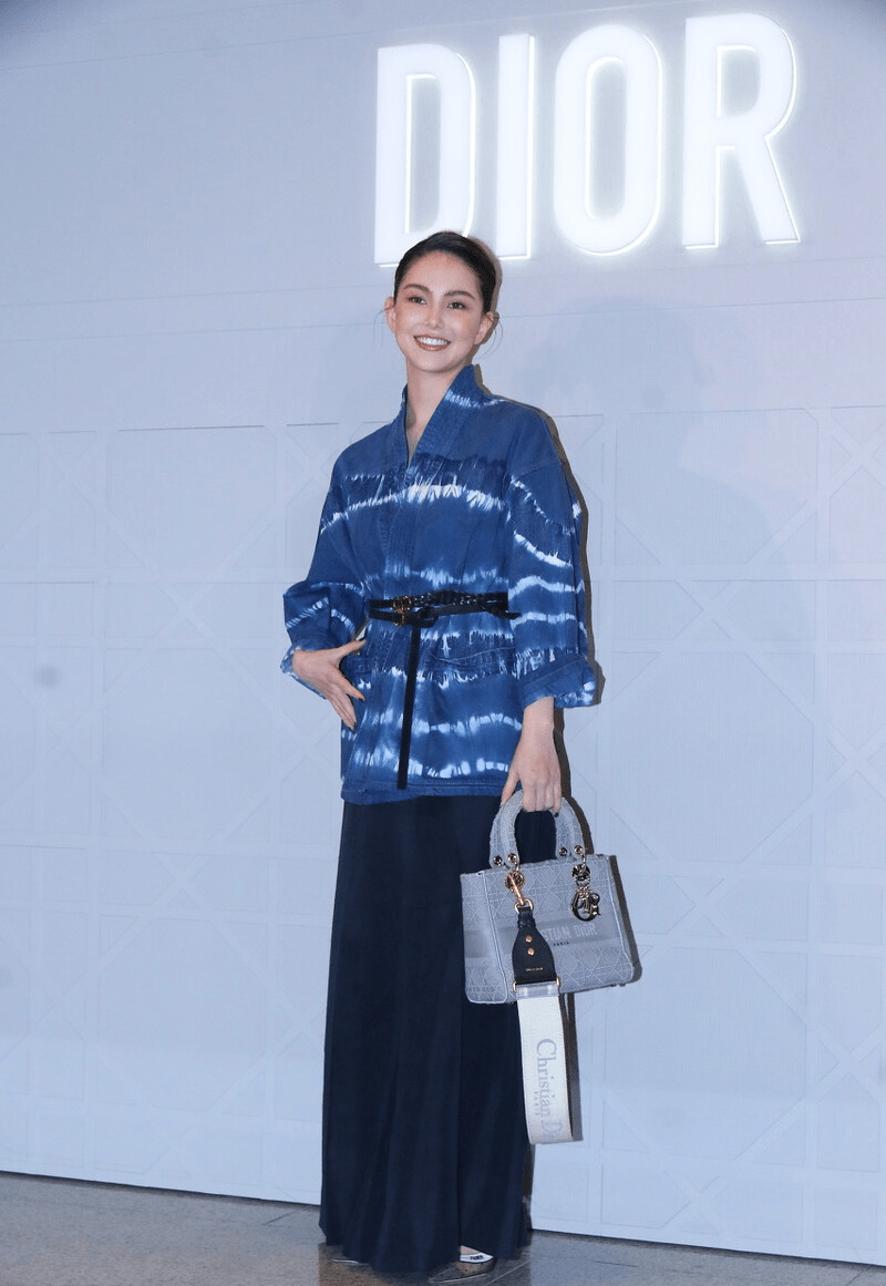 "天王"的娇妻就是飒,昆凌的穿搭透着霸气,颜值身材挑不出毛病_西装