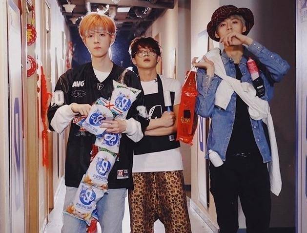 在开始吹奏前,邓超元特意进行报幕:王喆唢呐个人独奏秀…….