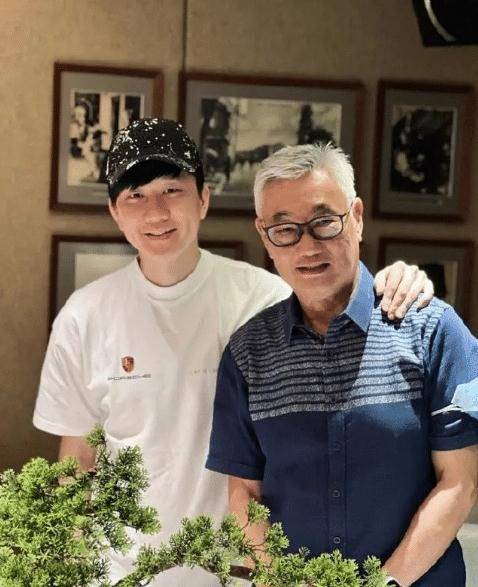 林俊杰为父亲庆生,父子俩同框温馨有爱,网友:林爸爸气质儒雅_照片
