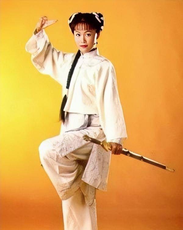 最美阿珂:因失误斩获港姐季军,不嫁豪门嫁真爱,52岁成土味网红_梁小冰