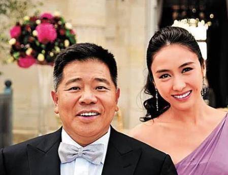 47岁黎姿一家罕见同框,皮肤紧致保养得当,小女儿被称mini版黎姿_马延