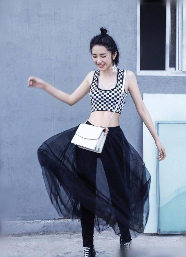 30岁唐艺昕蜜月归来,印花西装配超短裤大长腿任性,少女感十足_外套