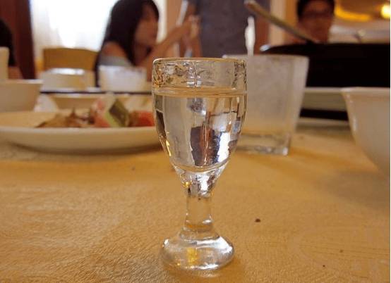 酒杯倒满白酒图片图片