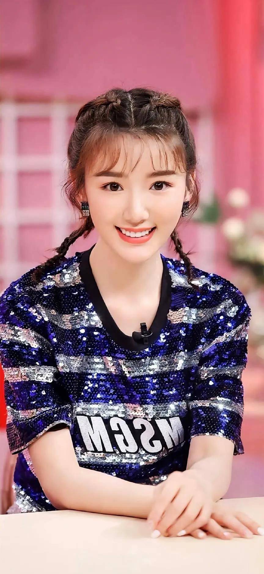 33岁毛晓彤,甜美可人身材有型,这个女神越来越有魅力了_时尚_观众