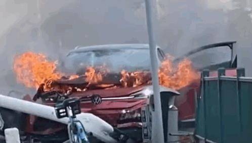 同样是120时速撞收费站，极氪驾驶者擦伤，ID4起火4人死亡_搜狐汽车_搜狐网