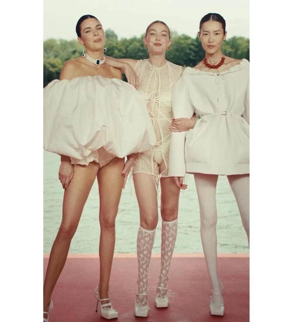 不过让人更兴奋的,还是这次大秀上的几大超模同台,刘雯gigi肯豆一起