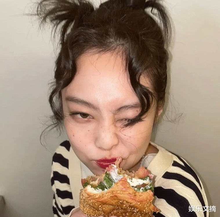 jennie更新近照,化雀斑妆俏皮可爱,面前的镜子却暴露真实身材_lisa_女