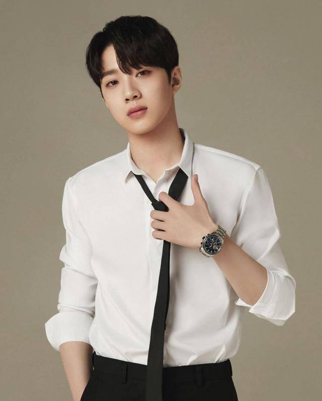 于是李晨赶紧救场说,是的,赖冠霖,是个歌手,连宋雨琦都说,我知道,是个