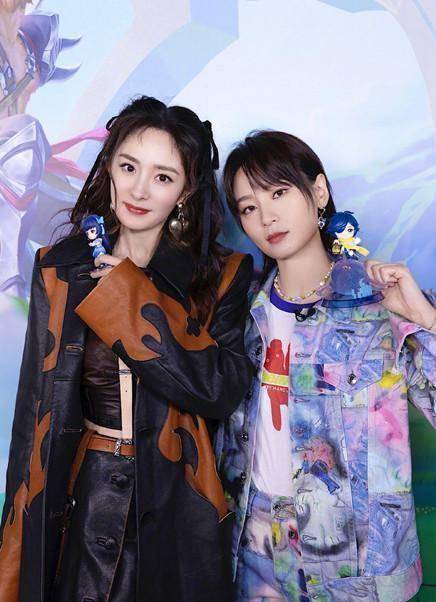 杨幂上节目扎蝴蝶看起来20岁_款式_衣服_风格