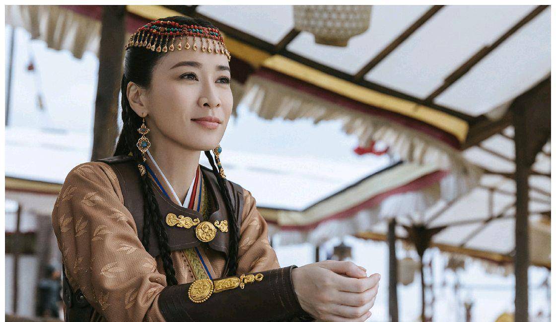 太平王和胡撵私下互动也很甜,谭凯说和佘诗曼吻戏让他激动哭了!