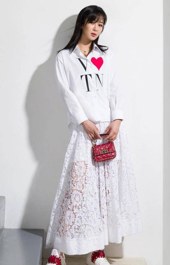 杨紫穿粉色缎面裙出镜,粉美减龄好似"水蜜桃",皮肤白到透光_时尚_裙子