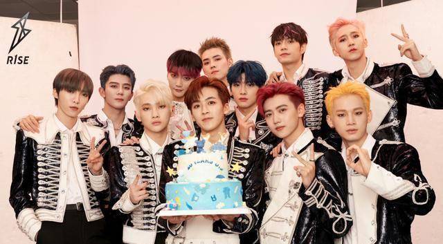 r1se毕业照:全员身穿黑西服气氛严肃,有谁注意到他的表情?