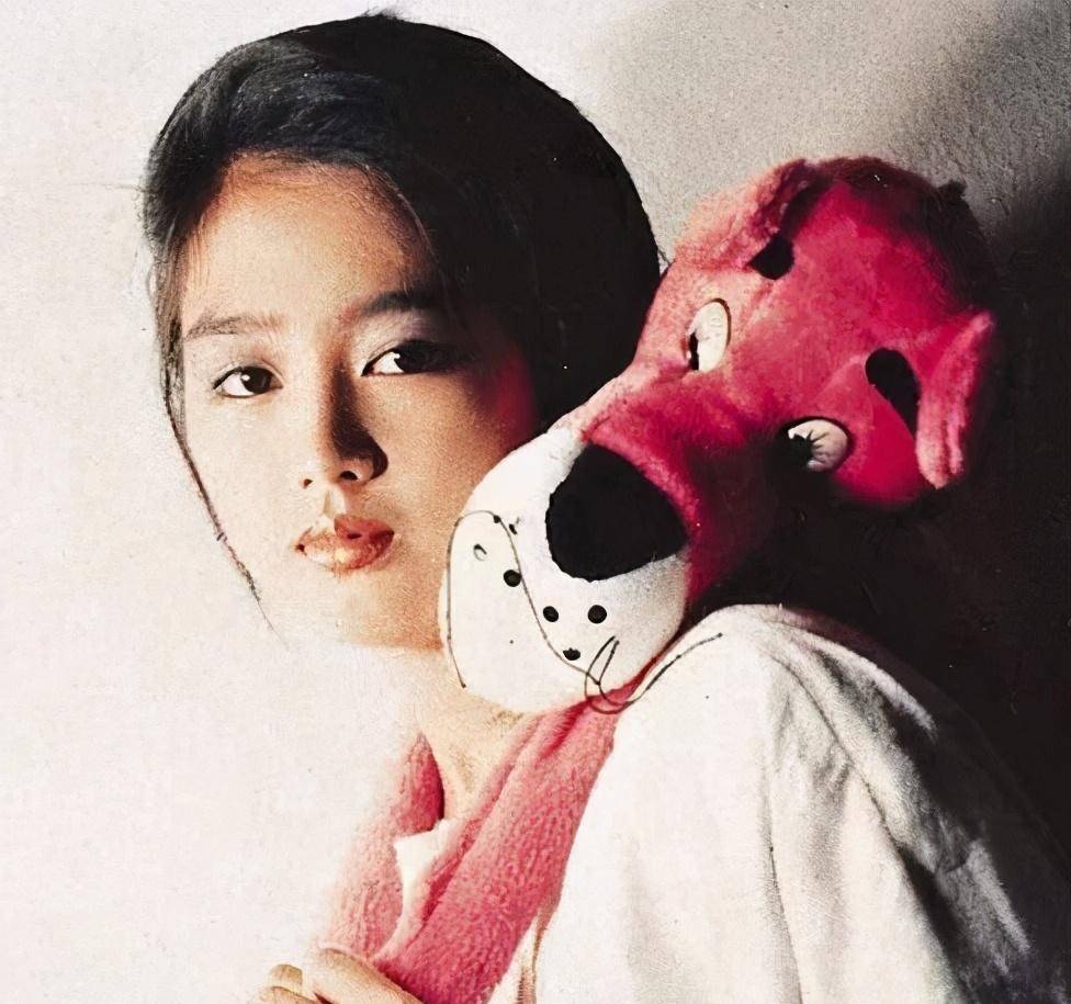 姐姐为刘德华隐婚23年,妹妹被建筑大亨宠爱,朱丽倩姐妹太好命_朱丽华