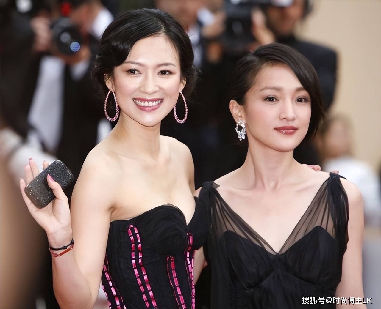 章子怡的合照就知道答案了······确实,周迅的身高不高,根据网上