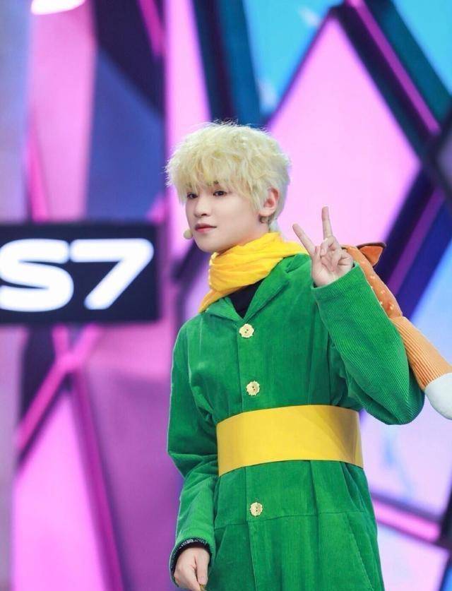 黄明昊密室大逃脱cos狗卷棘,白发模样精致又软萌_魅力_五官_网友