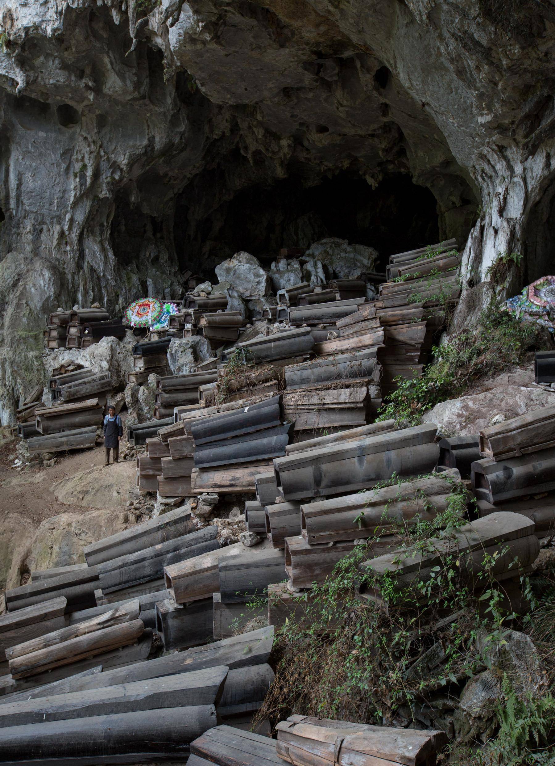 为守护567具棺材,贵州大爷白天搬砖,晚上住洞穴,月薪只有三百_桃花村