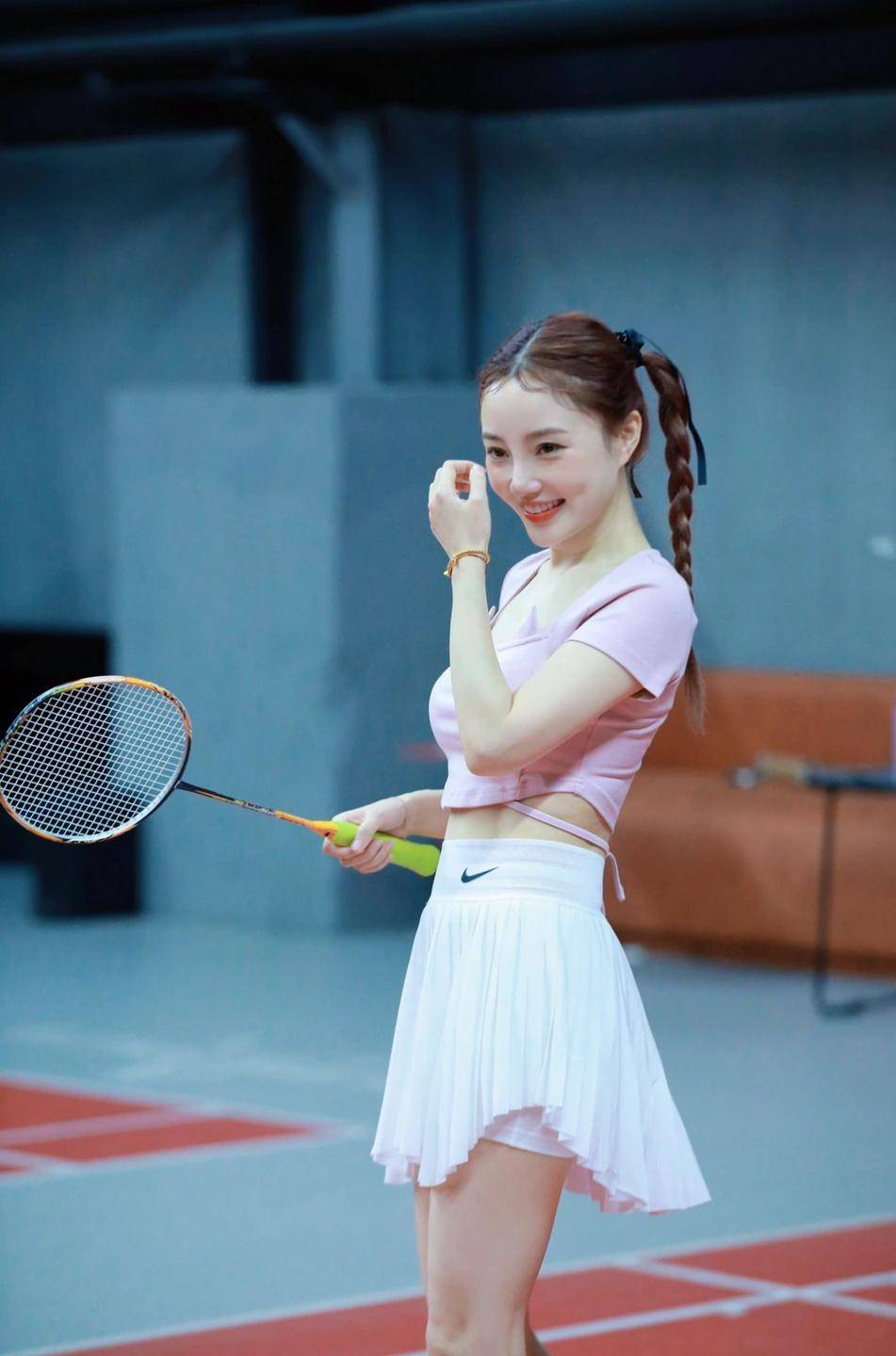 42岁李小璐晒打球照片,皮肤白皙身材苗条,被赞少女感满满_女性_网友