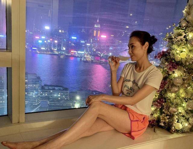 冻龄女神郭可盈晒长腿拥有少女身材,对女儿教育方面很重视_林天若