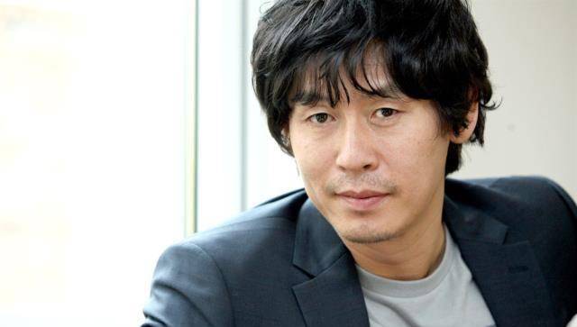 他与宋康昊,崔岷植一起构成了韩国电影界男子演技派的"三驾马车",展现