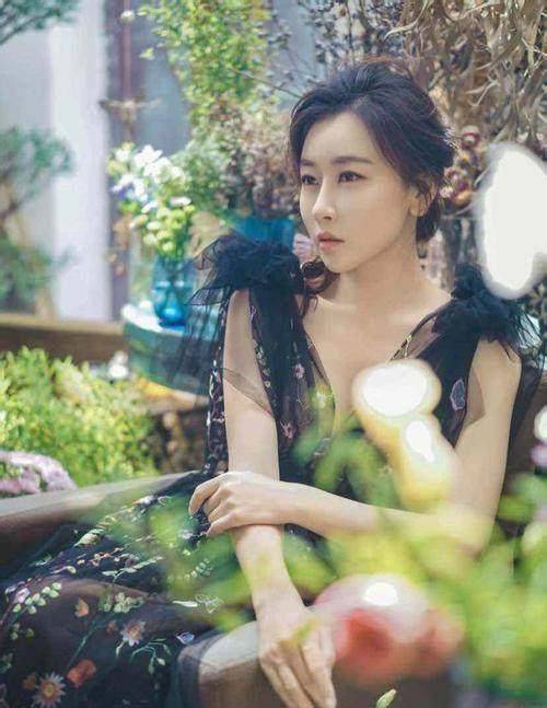 出演床戏引热议,穿比基尼上综艺,身材不输杨幂,33岁的她还单身_毛俊杰