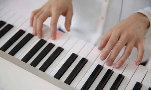 钢琴指法原则详解:正确掌握钢琴指法,才能把钢琴曲弹奏得更好听_手指