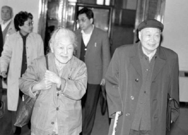 何泽慧与钱三强他们的孩子钱思进回忆说:"我母亲和彭桓武先生拿着勋章