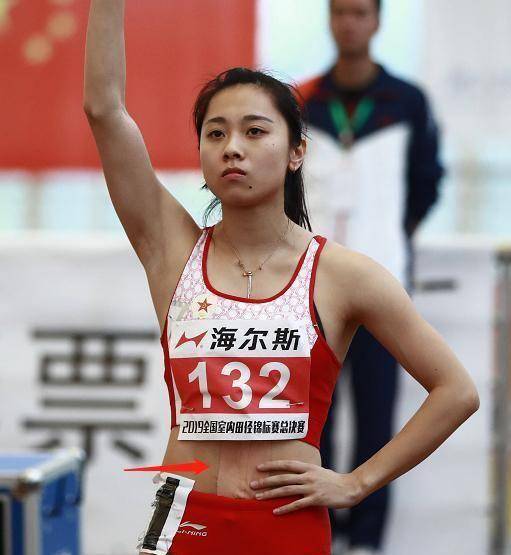 奥运短跑女神葛曼棋,比赛时肚皮总要贴块布,背后真相揭开引争议_体育