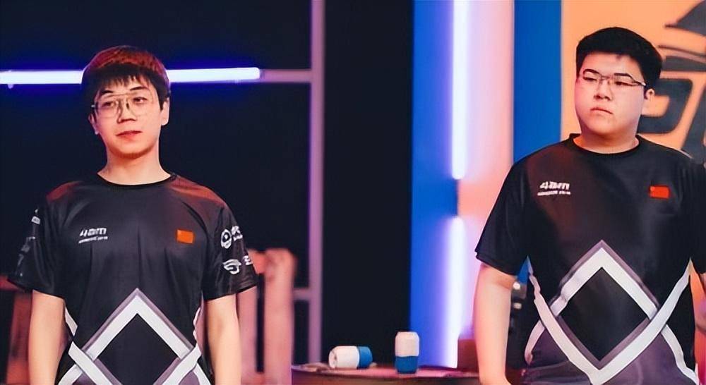 因为小醒目有一只耳朵的永久失聪,只能靠另外一只耳朵维持听觉,所以他