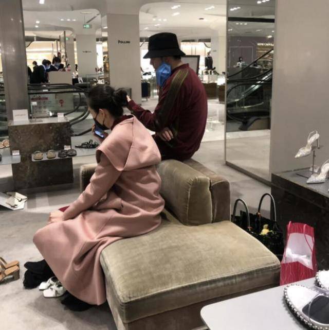 网友偶遇林依轮夫妇甜蜜逛街,主动和粉丝聊天,妻子西华气质超好_儿子