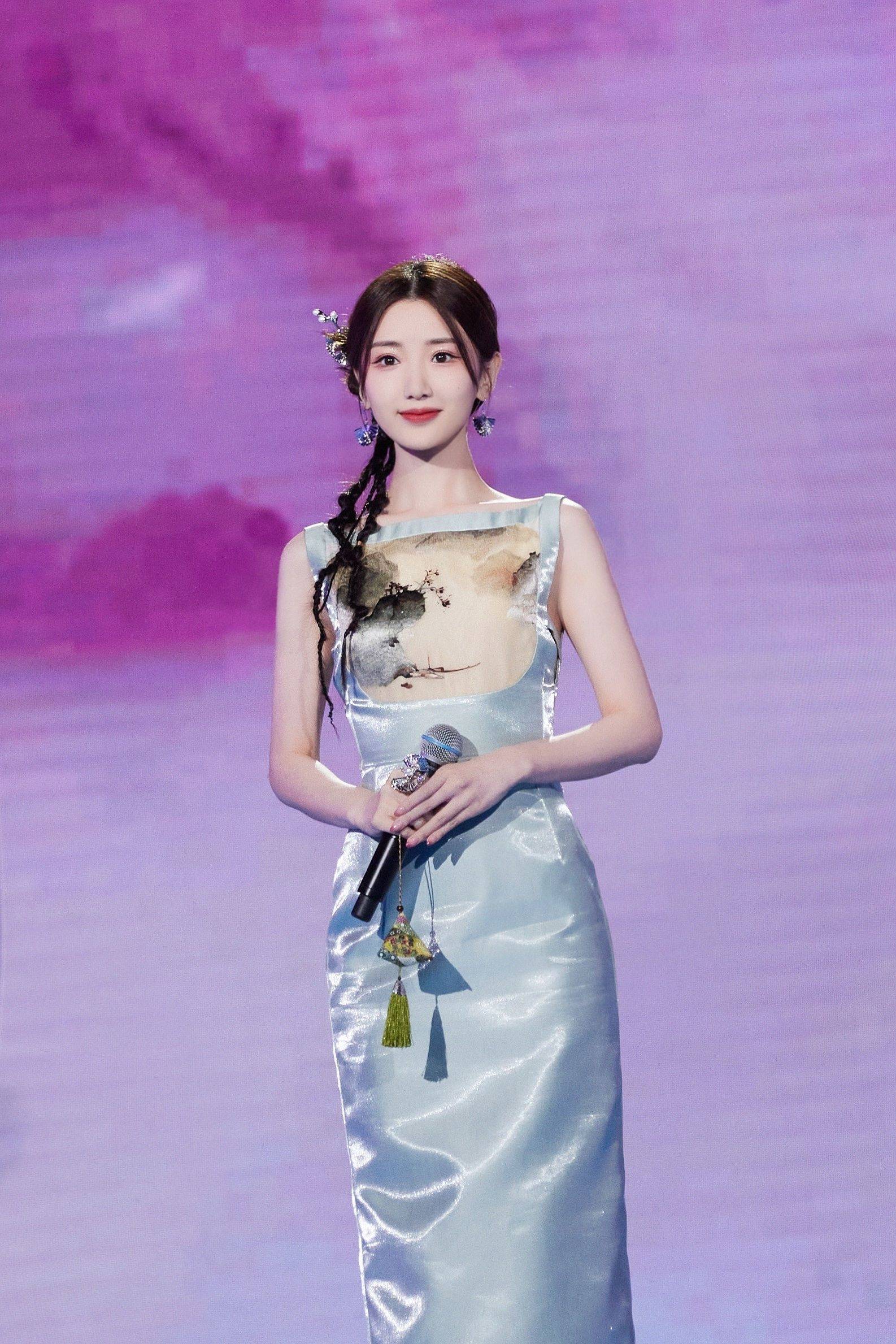 毛晓彤蓝色连衣裙优雅时尚写真_网友_感觉